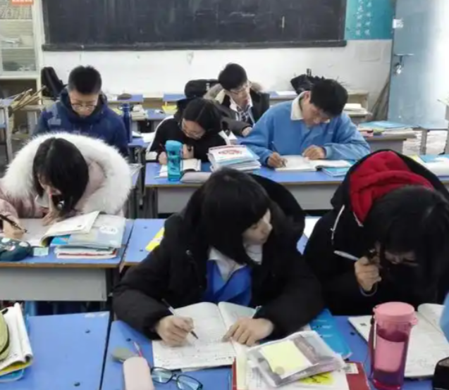 将学生睡觉情况归入学生健康监测和教育