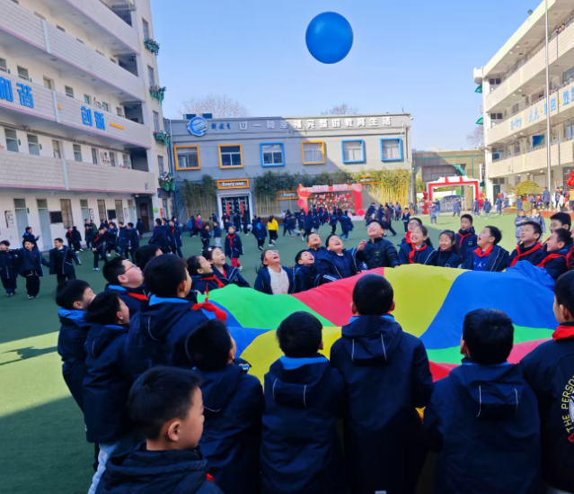 清晨的校园生机盎然在体育孩子们挥洒汗
